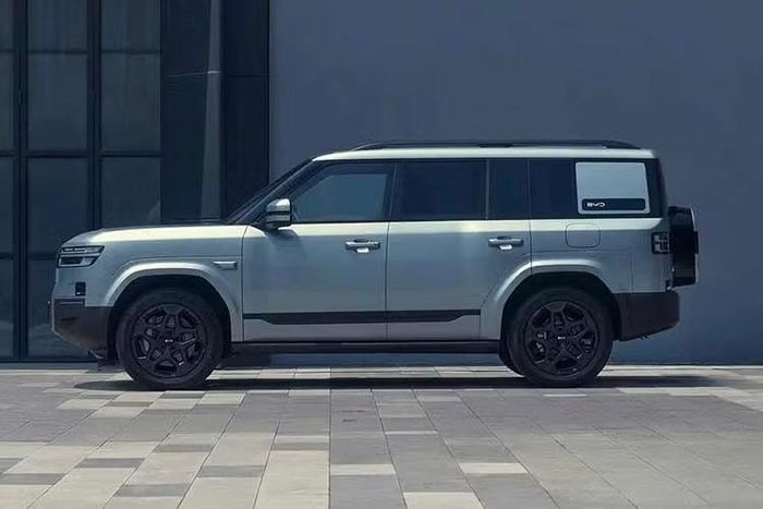 BYD Ti 7 2027 mới của Trung Quốc có một lợi thế lớn, đó là giá bán. Theo đó, mẫu xe SUV này có giá khởi điểm chỉ từ 47.995 Bảng (khoảng 64.702 USD - tương dương 1,67 tỷ đồng), rẻ hơn 16.320 Bảng (22.000 USD) so với Land Rover Defender 110.