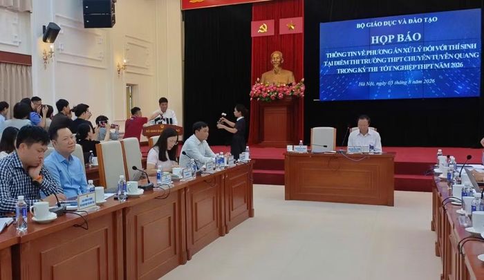 GS.TS Huỳnh Văn Chương, Cục trưởng Cục Quản lý chất lượng, Bộ GD&amp;ĐT phát biểu tại cuộc họp báo. Ảnh Bình Nguyên