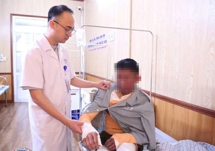 Bác sĩ thăm khám vết bỏng cho bệnh nhân - Ảnh BVCC
