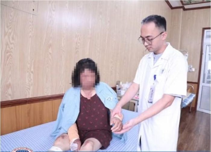 Bác sĩ thăm khám vết bỏng cho người vợ - Ảnh BVCC