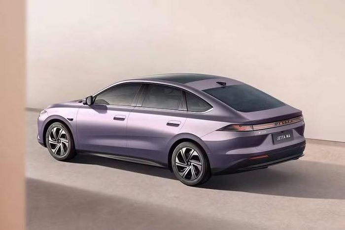 FAW-Volkswagen tập trung sản xuất ôtô chạy xăng cho thị trường tỷ dân Trung Quốc. Tuy nhiên thị phần xe chạy xăng đang ngày càng thu hẹp tại thị trường này, chính vì vậy nên Volkswagen đã phải đổi hướng sang xe năng lượng mới.