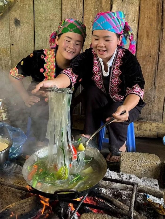 Xia và chị gái Vừ Thị Chứ (bên trái) được nhiều người biết đến trên mạng xã hội. Ảnh: Vietnamnet.