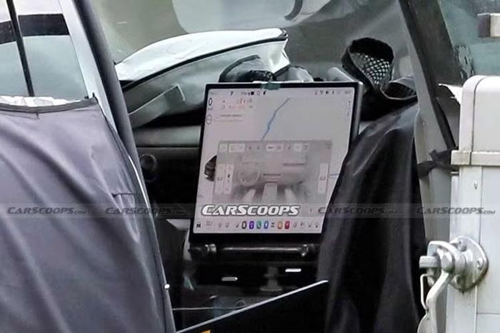Phần đầu xe được dựng đứng với nắp ca-pô phẳng, lưới tản nhiệt cỡ lớn cùng cụm đèn chiếu sáng đặt thấp. Dải đèn LED định vị ban ngày kéo dài theo phương ngang giúp tăng khả năng nhận diện, trong khi thân xe sử dụng các đường nét gãy gọn, mang đến vẻ ngoài cứng cáp hơn thế hệ hiện hành.