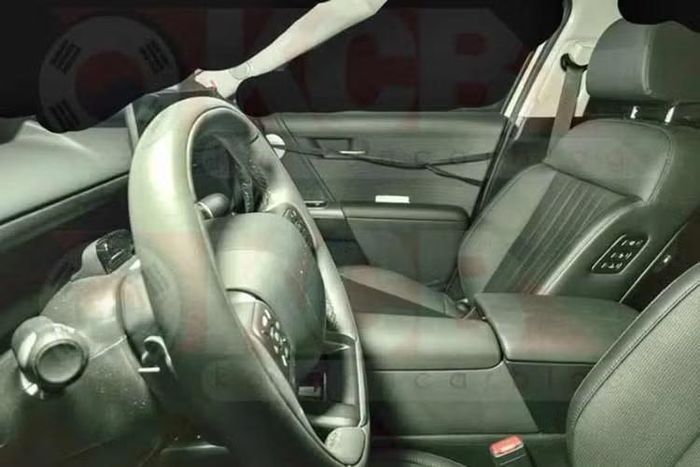 Theo các nguồn tin, Tucson 2027 sẽ là một trong những mẫu xe đầu tiên của Hyundai sử dụng hệ điều hành Pleos, nền tảng mới dành cho các mẫu xe định nghĩa bằng phần mềm (SDV) của hãng. Đáng chú ý, dù sở hữu màn hình lớn, Hyundai vẫn duy trì một số nút bấm vật lý cho các chức năng thường xuyên sử dụng.