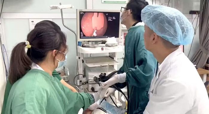 Mảnh nhựa thìa trong dạ dày trẻ - Ảnh BVCC