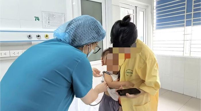 Bác sĩ thăm khám cho trẻ - Ảnh BVCC