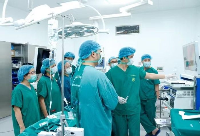 Ê-kíp can thiệp lấy dị vật cho bệnh nhân - Ảnh BVCC