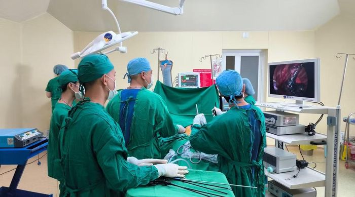 Ê-kíp phẫu thuật cho bệnh nhân - Ảnh BVCC