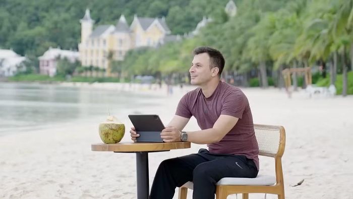 Từ khách du lịch, anh Fabl Belek đã trở thành một cư dân của Phú Quốc. Ảnh: Ánh Dương.