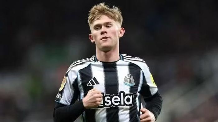 Hiện tại, MU vẫn theo sát Lewis Hall và xem hậu vệ của Newcastle là phương án thay thế lâu dài cho Luke Shaw ở hành lang cánh trái.