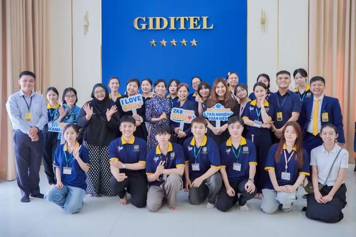 Sinh viên nhóm ngành dịch vụ Du lịch và Khách sạn GDU học tập tại phòng thực hành Giditel, được mô phỏng theo tiêu chuẩn 5 sao.