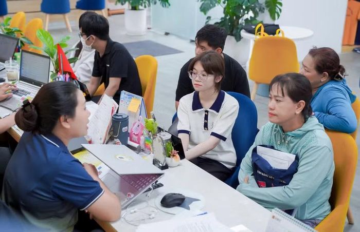 Nhiều phụ huynh, học sinh quan tâm đến các nhóm ngành có tính ứng dụng và thích ứng dài hạn trước những biến động của thị trường.