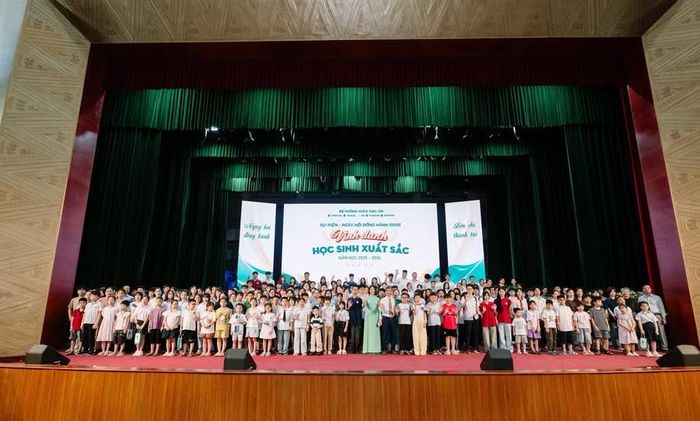 Học sinh xuất sắc, phụ huynh chụp ảnh cùng đại diện Hệ thống Giáo dục.vn.