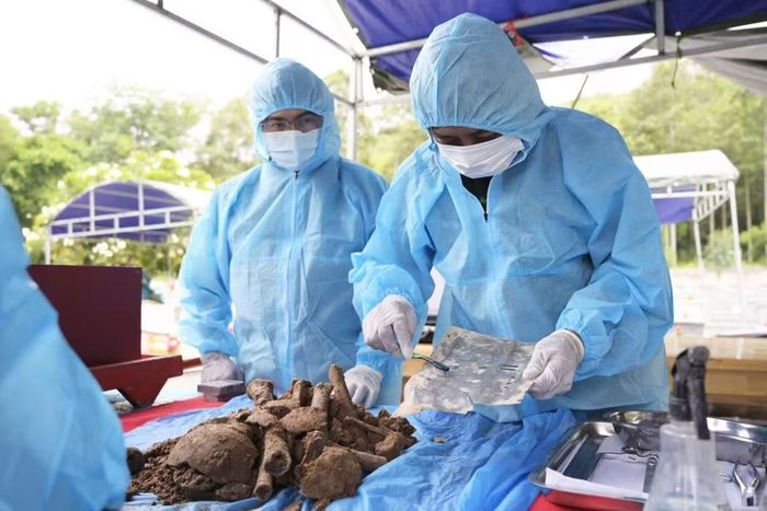 Đội lấy mẫu phát hiện một di vật mang thông tin cá nhân của liệt sĩ.