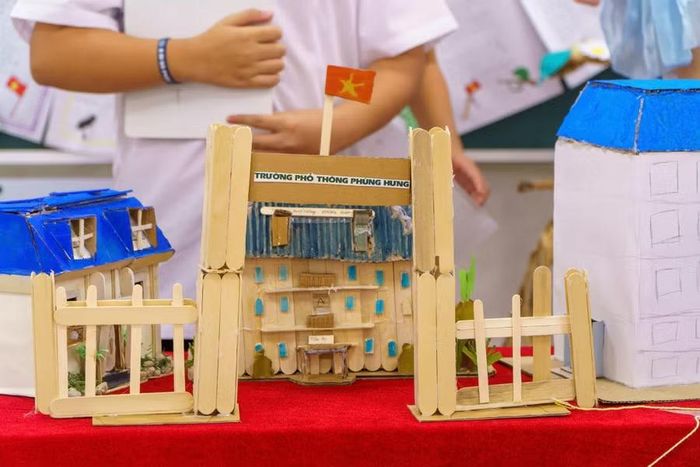 Nhiều mô hình STEM được các em học sinh tự tay thiết kế và thuyết trình.