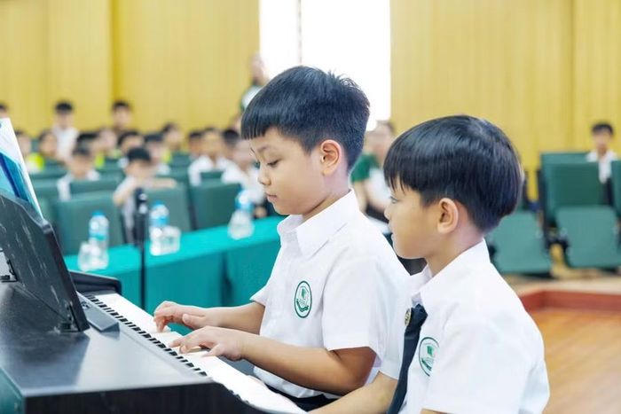 Học sinh thích thú trải nghiệm với đàn Piano.