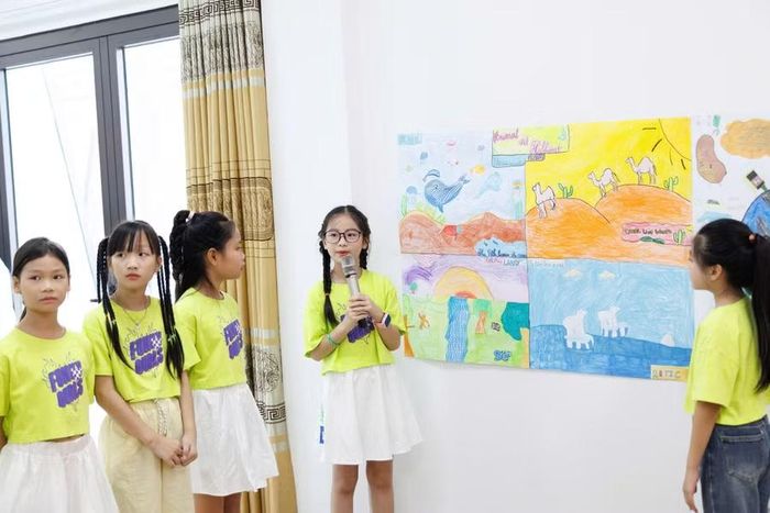 Những bức tranh của học sinh vẽ về nhiều chủ đề khác nhau được trưng bày tại chương trình.