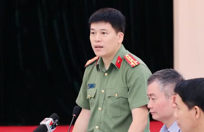 Đại diện Bộ Công an trao đổi tại họp báo.