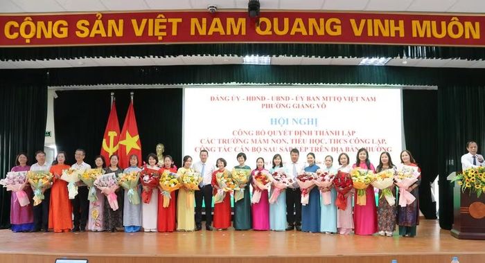 Lãnh đạo Phường Giảng Võ tri ân các cán bộ nghỉ công tác quản lý giáo dục sau sắp xếp.