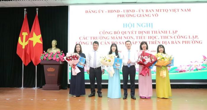 Lãnh đạo phường Giảng Võ trao quyết định và chúc mừng Ban giám hiệu Trường Mầm non Giảng Võ. Nhà giáo Phạm Thanh Hoa, giữ chức vụ Hiệu trưởng nhà trường.