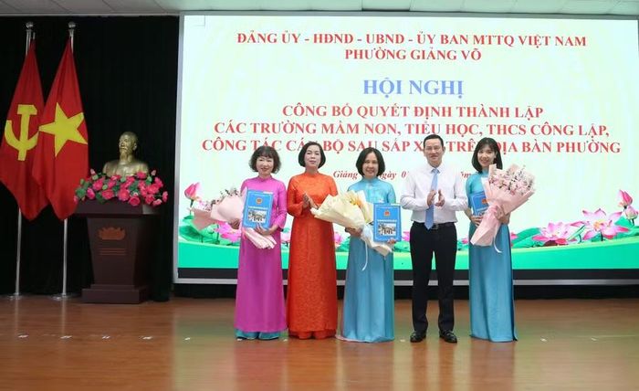 Lãnh đạo phường Giảng Võ trao quyết định và chúc mừng Ban giám hiệu Trường Tiểu học Thành Công. Nhà giáo Phạm Minh Thảo giữ chức vụ Hiệu trưởng nhà trường.