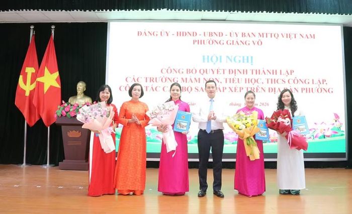Lãnh đạo phường Giảng Võ trao quyết định và chúc mừng Ban giám hiệu Trường Mầm non Thành Công. Nhà giáo Phùng Thị Bích Hiền giữ chức vụ Hiệu trưởng nhà trường.