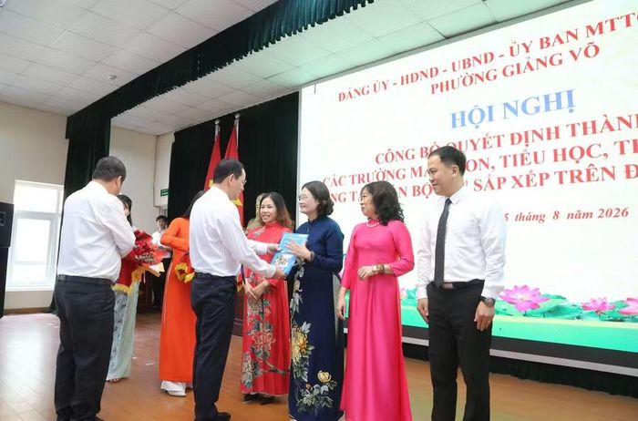 Lãnh đạo Phường Giảng Võ trao quyết định, chúc mừng Ban giám hiệu trường THCS Giảng Võ.