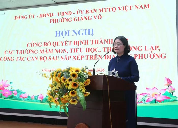 Nhà giáo Tô Thị Hải Yến - Hiệu trưởng Trường THCS Giảng Võ (sau sắp xếp) phát biểu tại Hội nghị.