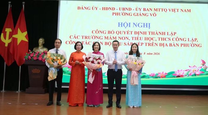 Lãnh đạo Phường Giảng Võ trao quyết định, chúc mừng Ban giám hiệu trường THCS Thành Công. Nhà giáo Nguyễn Ngọc Anh giữ chức Hiệu trưởng nhà trường.