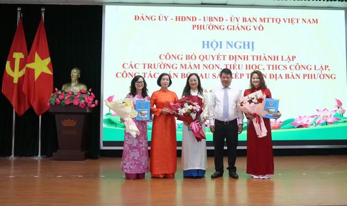 Lãnh đạo phường Giảng Võ trao quyết định và chúc mừng Ban giám hiệu Trường Tiểu học Giảng Võ. Nhà giáo Trịnh Phương Linh giữ chức vụ Hiệu trưởng nhà trường.