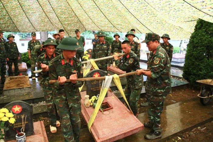 Lực lượng quân đội thực hiện các thao tác thận trọng, an toàn với từng phần việc.
