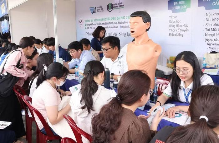 Thí sinh tìm hiểu thông tin tuyển sinh của Trường Đại học Khoa học Sức khỏe (Đại học Quốc gia TPHCM).
