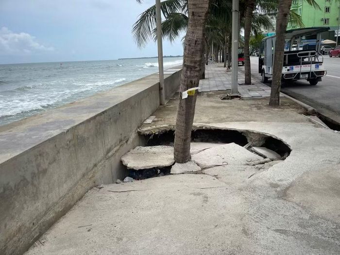 Sụt lún trên vỉa hè biển Hải Tiến.