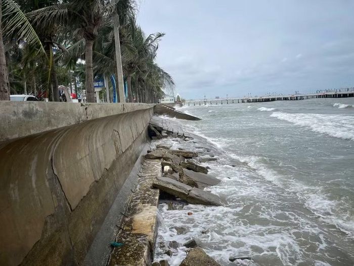 Kè biển Hải Tiến chưa được khắc phục sau thiên tai năm 2025.