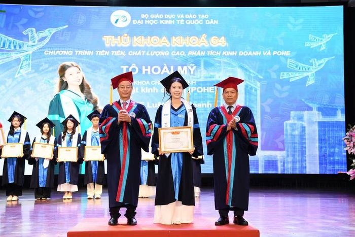 Tặng giấy khen của thủ khoa.