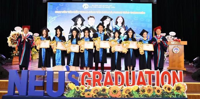 Vinh danh sinh viên tiêu biểu trong công tác đoàn và phong trào thanh niên.