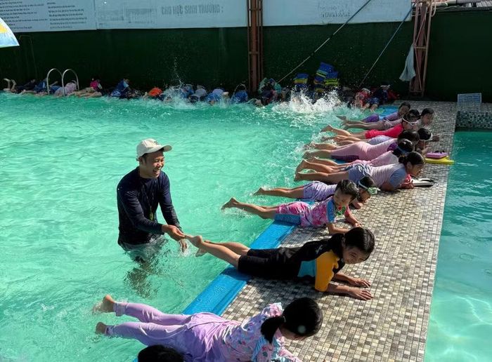 Học sinh tiểu học TPHCM tham gia một khóa học bơi.