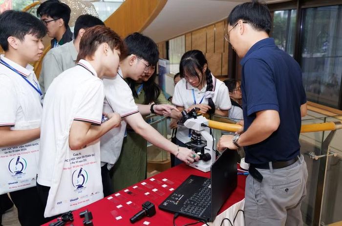 Ứng viên tham dự Olympic Sinh học sinh viên toàn quốc 2026 trải nghiệm các sản phẩm ứng dụng mới.