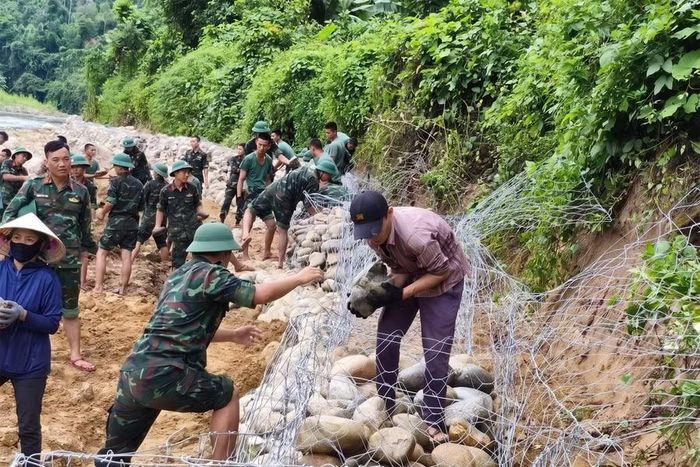 Đá được liên kết thành hệ thống kè kiên cố. (Ảnh: Thúy Hằng)