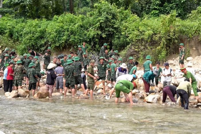 Sau khi hoàn thành, tuyến kè sẽ bảo vệ bản Pục khỏi mưa lũ. (Ảnh: Thúy Hằng)