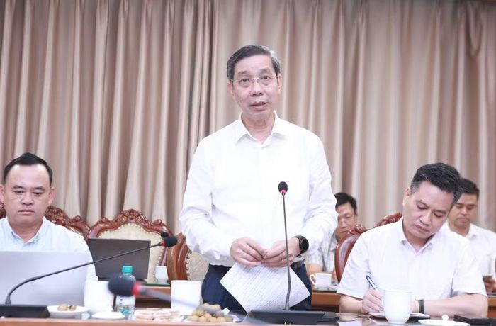 Đại diện Trường Đại học Giao thông vận tải nêu một số ý kiến trao đổi tại hội nghị. Ảnh: Đình Tuệ.