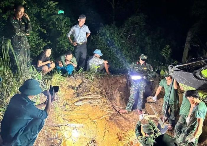 Lực lượng chức năng tổ chức tìm kiếm quy tập hài cốt liệt sĩ.