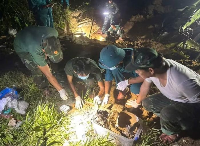 Lực lượng bộ đội xuyên đêm tìm kiếm và quy tập hài cốt liệt sĩ.