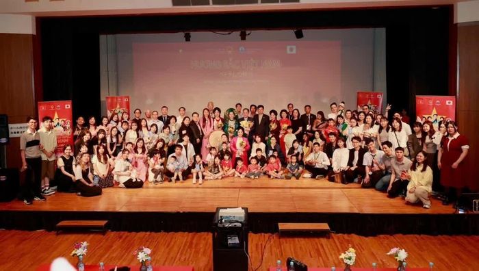 Các đại biểu, nghệ sĩ và cộng đồng người Việt Nam chụp ảnh lưu niệm tại Chương trình “Hương sắc Việt Nam” ở Higashi Osaka, Nhật Bản.(Ảnh NVCC)