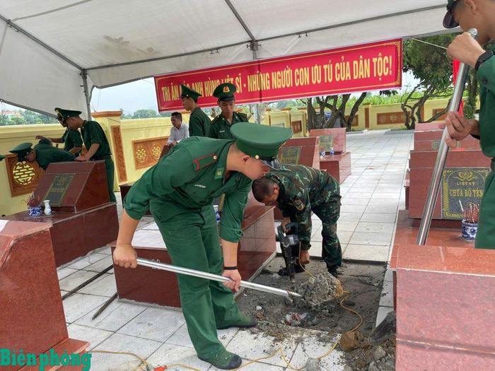 Cán bộ, chiến sĩ Trung tâm Huấn luyện Bộ đội Biên phòng tham gia phục vụ công tác lấy mẫu và xác định danh tính hài cốt liệt sĩ. Ảnh: Nguyễn Hào