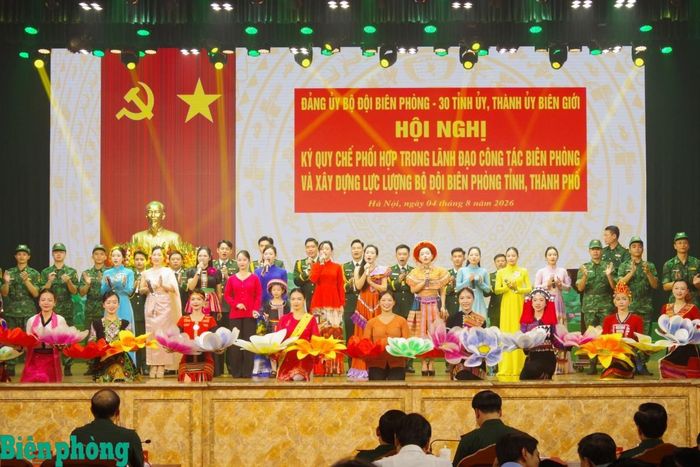 Trong khuôn khổ hội nghị, các đại biểu xem những tiết mục văn nghệ đặc sắc, thể hiện tình quân dân gắn bó ở khu vực biên giới. Ảnh: Thủy Nguyên