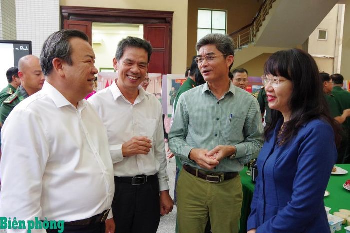 Các đại biểu trao đổi thông tin bên lề hội nghị. Ảnh: Thủy Nguyên