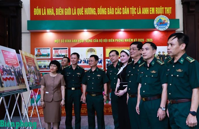 Các đại biểu tham quan khu vực trưng bày ảnh về hoạt động của Bộ đội Biên phòng nhiệm kỳ 2020-2025. Ảnh: Chiến Khu