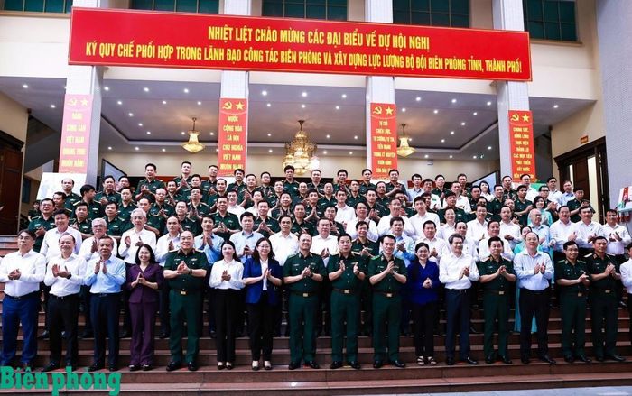 Các đại biểu chụp ảnh lưu niệm tại hội nghị. Ảnh: Chiến Khu
