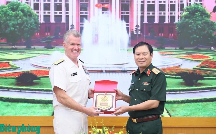Đại tướng Nguyễn Tân Cương trao quà lưu niệm tặng Đô đốc Samuel Paparo. Ảnh: Hồng Pha